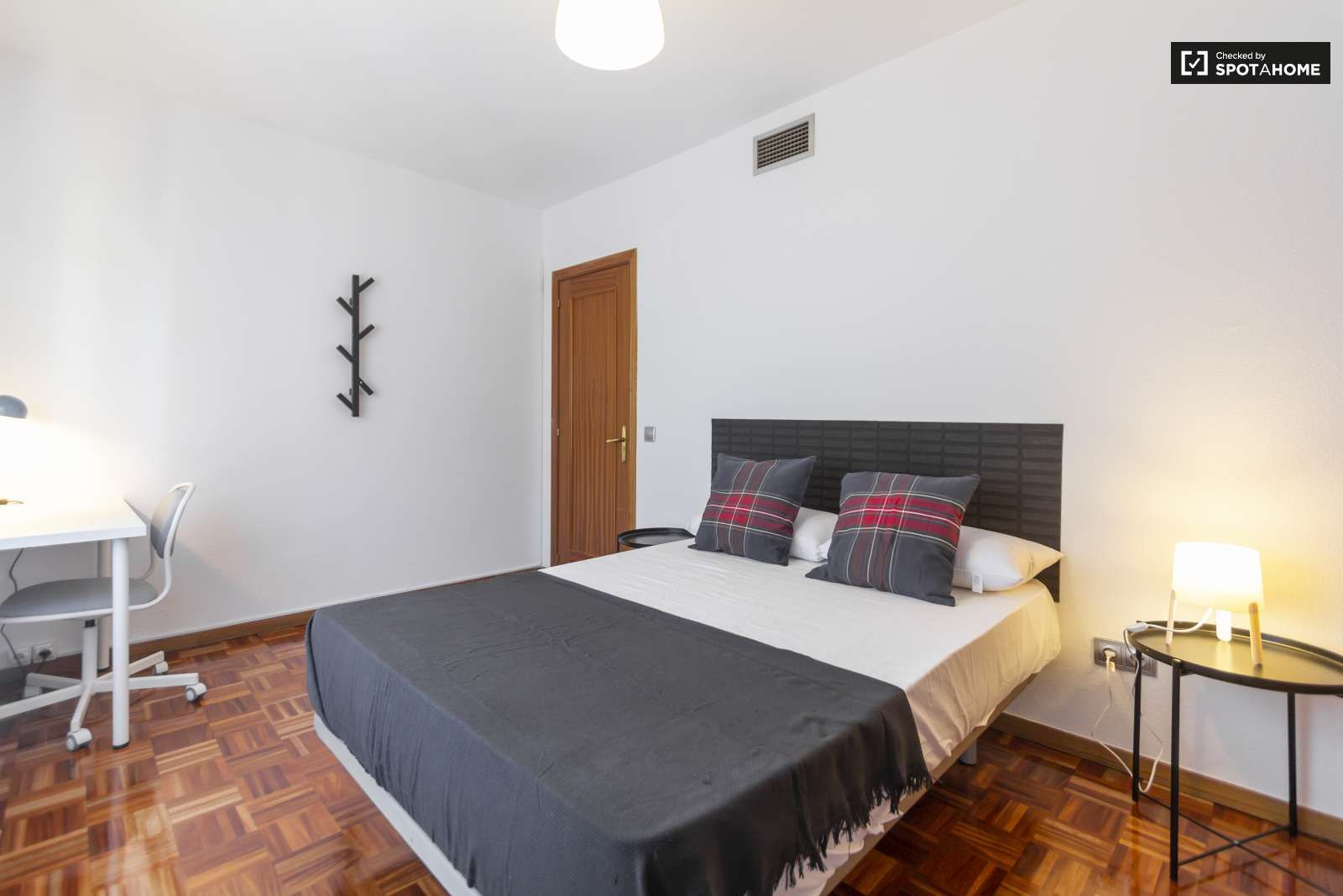 Bedroom of Flat to share in  Madrid Capital  with Air Conditioner and Terrace