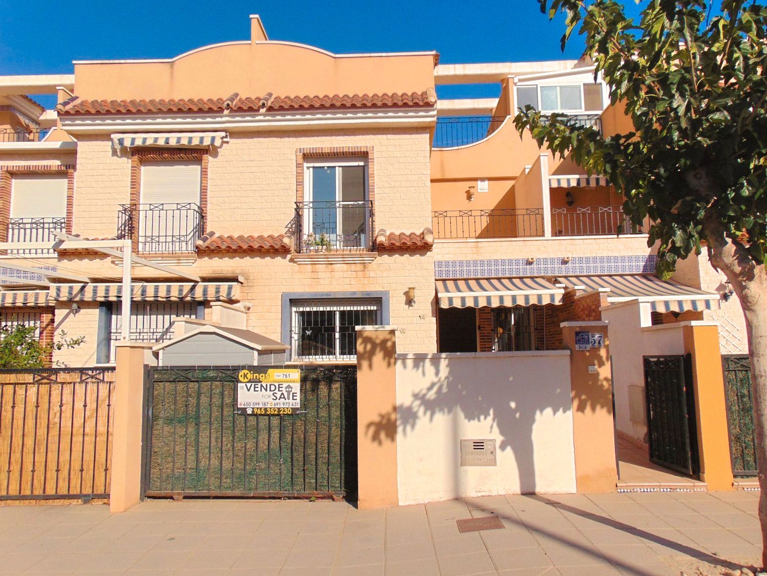 Vista exterior de Casa adosada en venda en Pilar de la Horadada amb Aire condicionat, Calefacció i Jardí privat