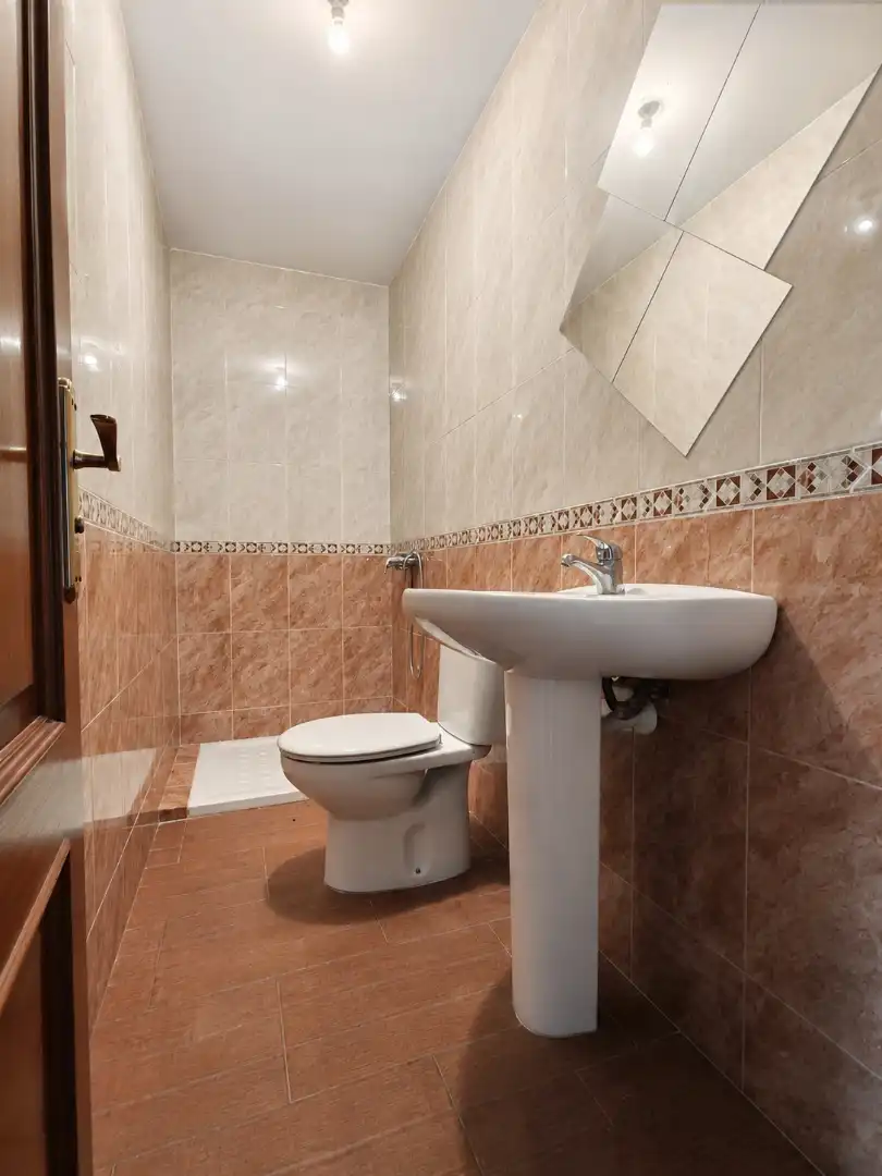 Baño de Casa adosada en venta en La Carlota con Terraza, Horno y Lavadora