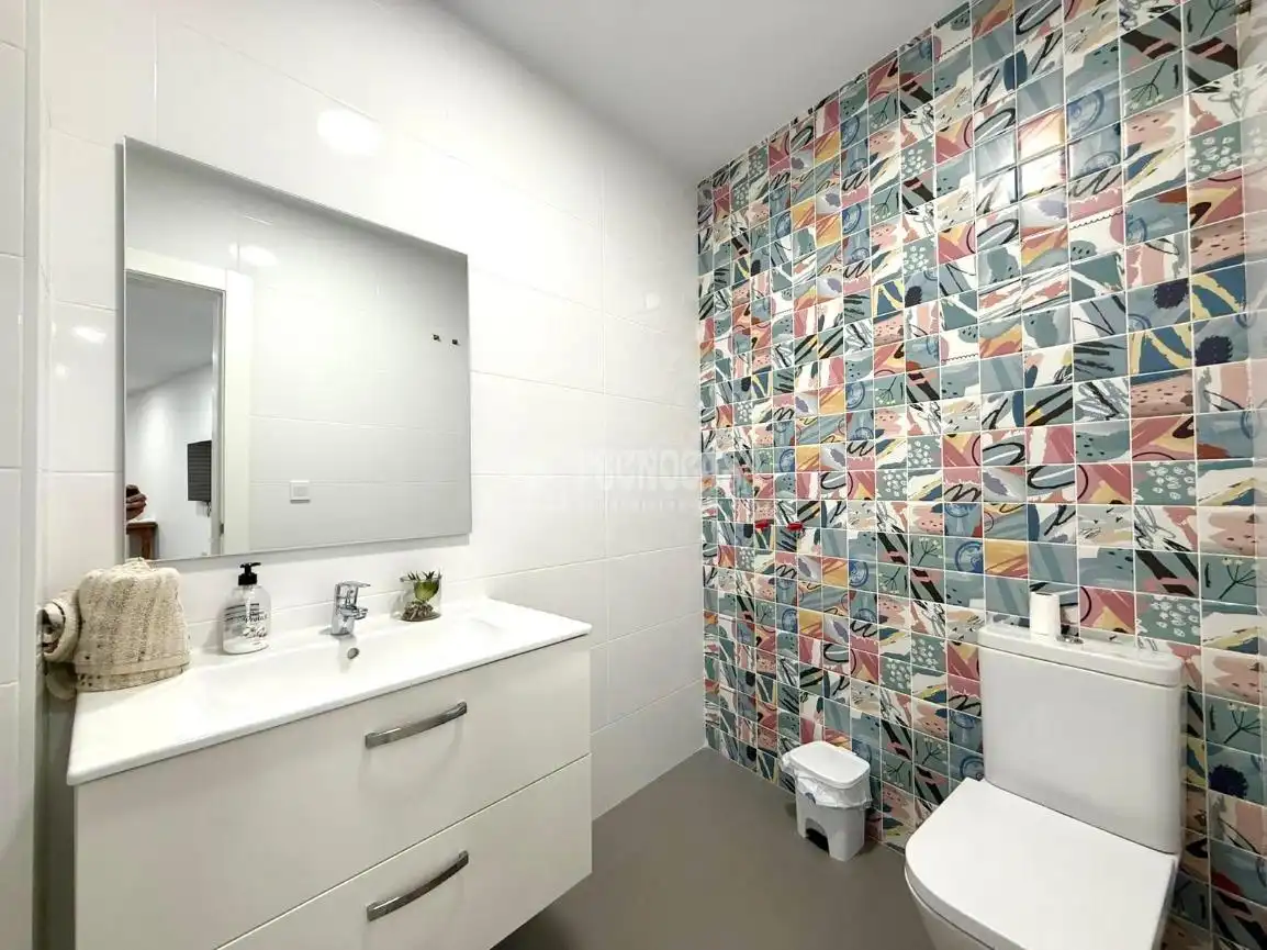 Baño de Casa adosada en venta en Almería con Calefacción y Terraza