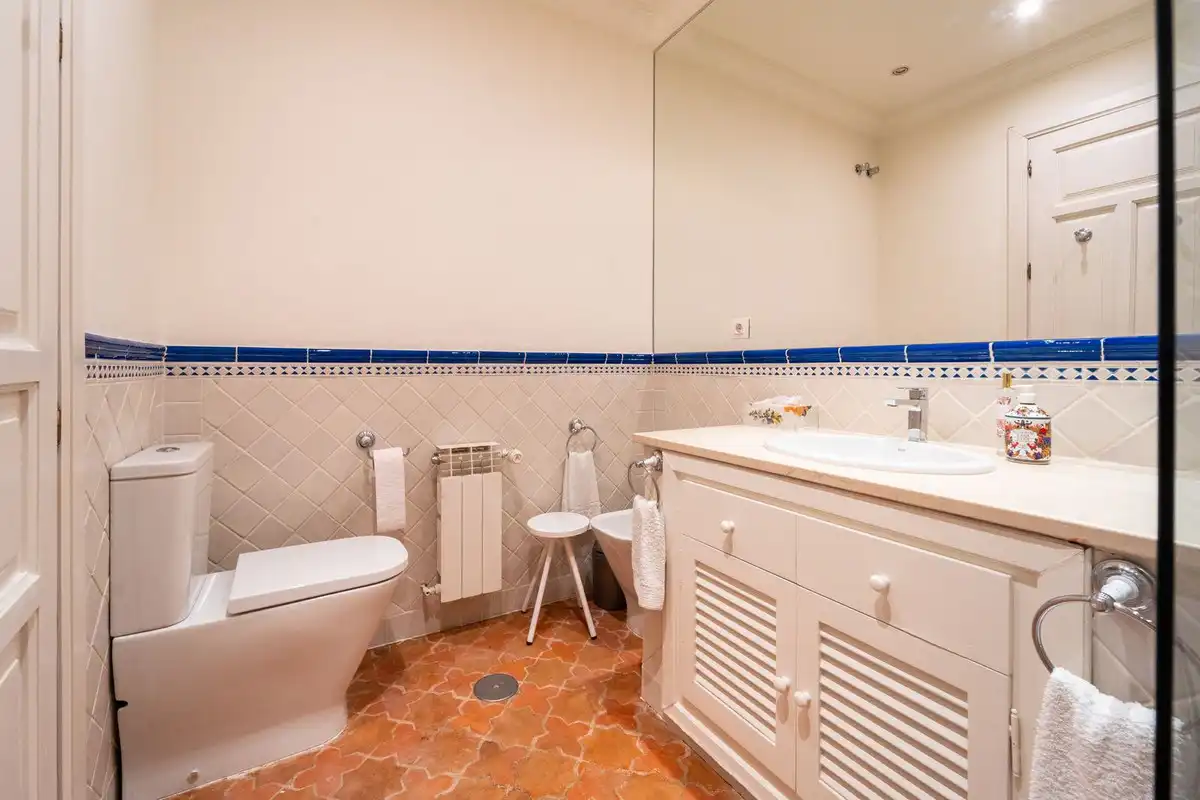 Baño de Apartamento de alquiler en Benahavís con Aire acondicionado, Jardín privado y Terraza