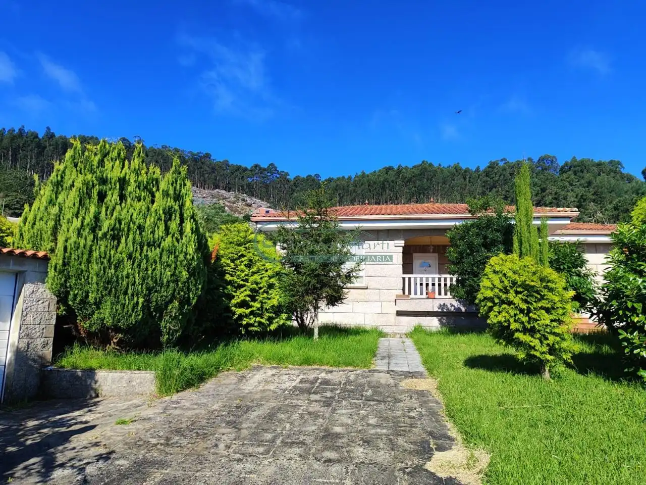 Vista exterior de Casa o xalet en venda en Cangas  amb Calefacció, Jardí privat i Terrassa