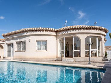 Villa avec piscine à vendre à Calle Nicolas de Bussi