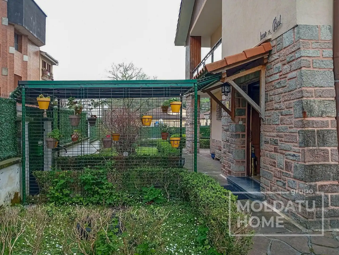 Terrassa de Casa o xalet en venda en Irun  amb Calefacció, Jardí privat i Traster