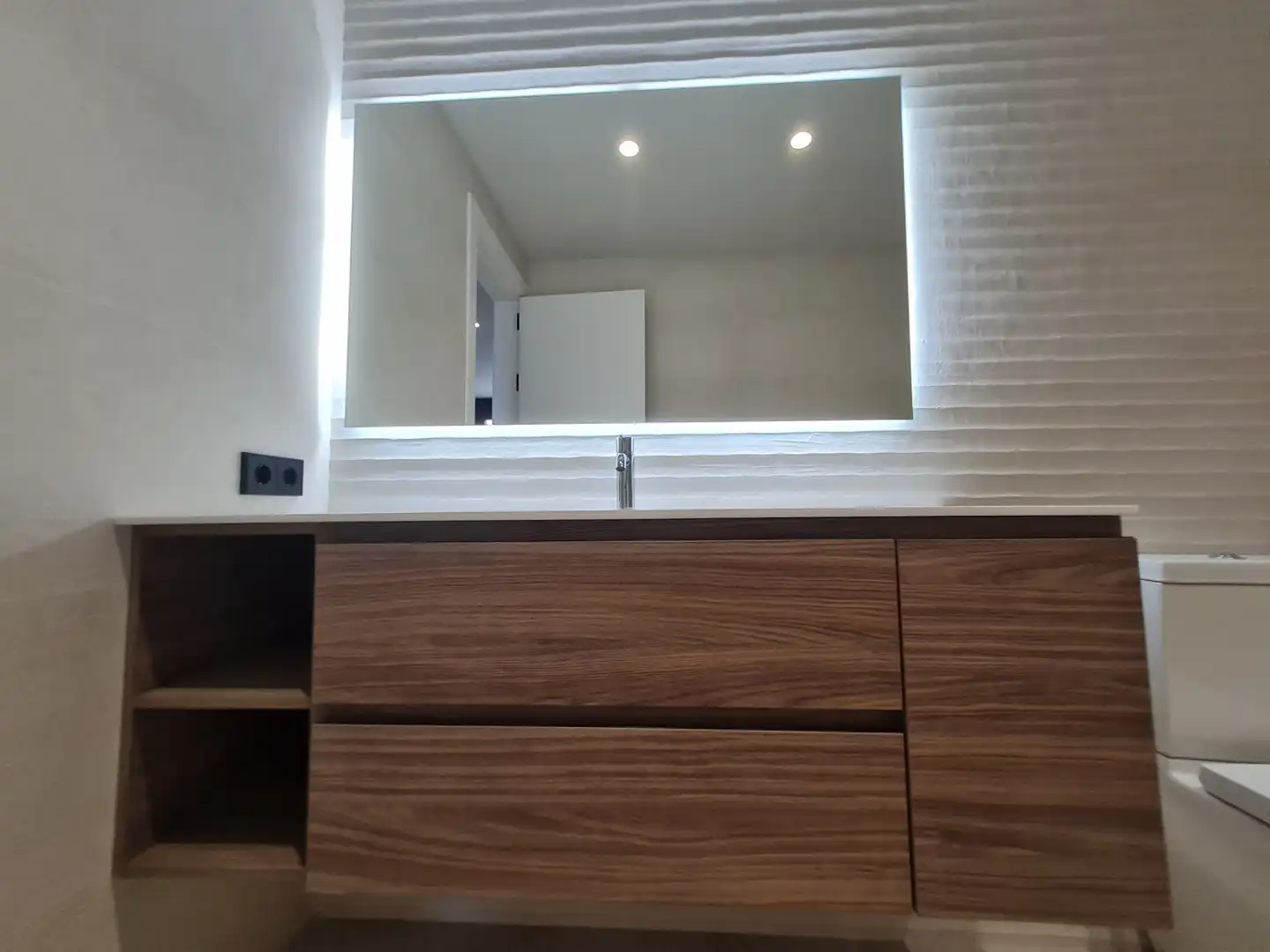 Badezimmer von Einfamilien-Reihenhaus zum Verkauf in Casserres mit Klimaanlage, Heizung und Privatgarten