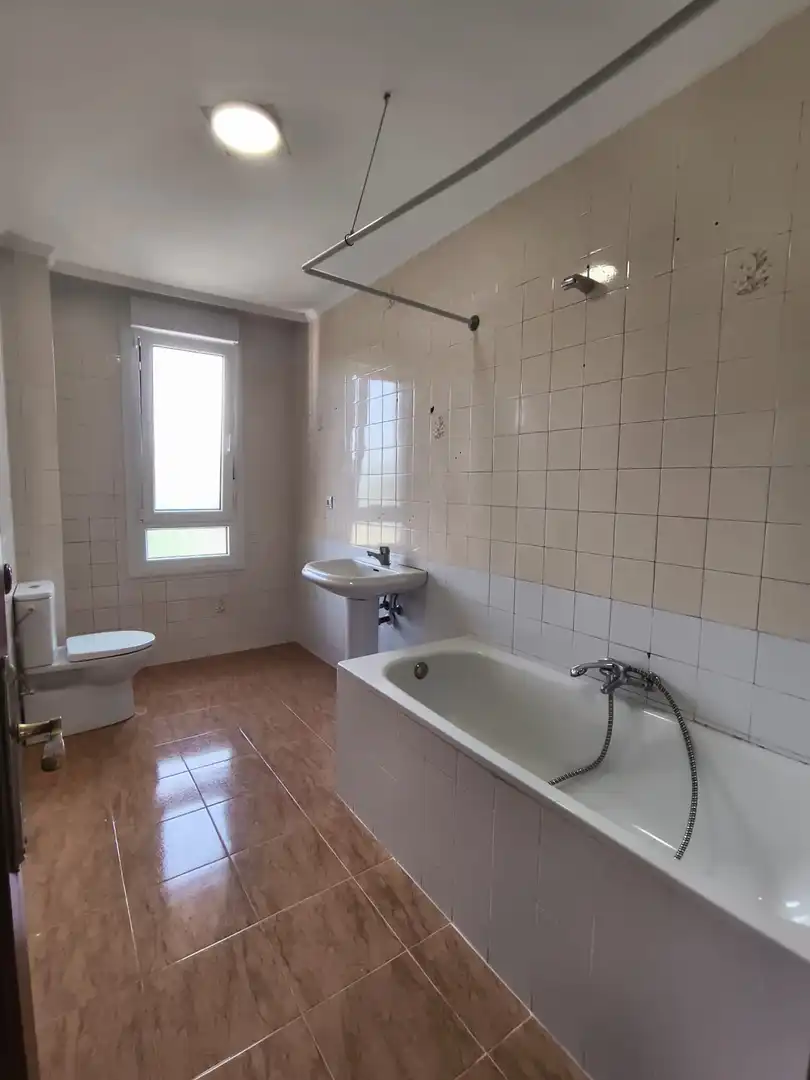 Baño de Piso de alquiler en Medio Cudeyo con Calefacción y Trastero