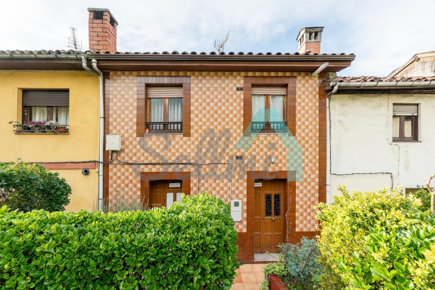 Vista exterior de Casa adosada en venda en Oviedo  amb Calefacció i Jardí privat