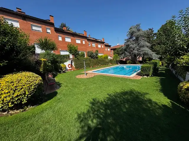 Piscina de Casa adosada en venta en Sant Cugat del Vallès con Aire acondicionado, Calefacción y Parquet