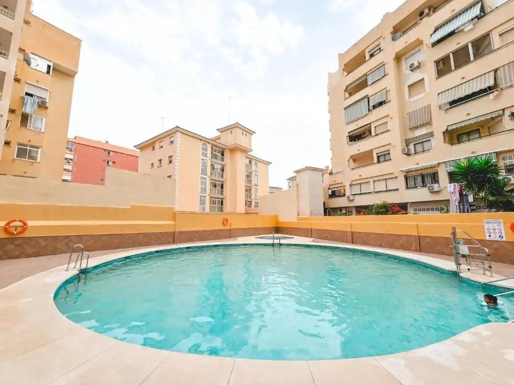 Piscina de Estudio en venta en Torremolinos con Aire acondicionado, Calefacción y Amueblado