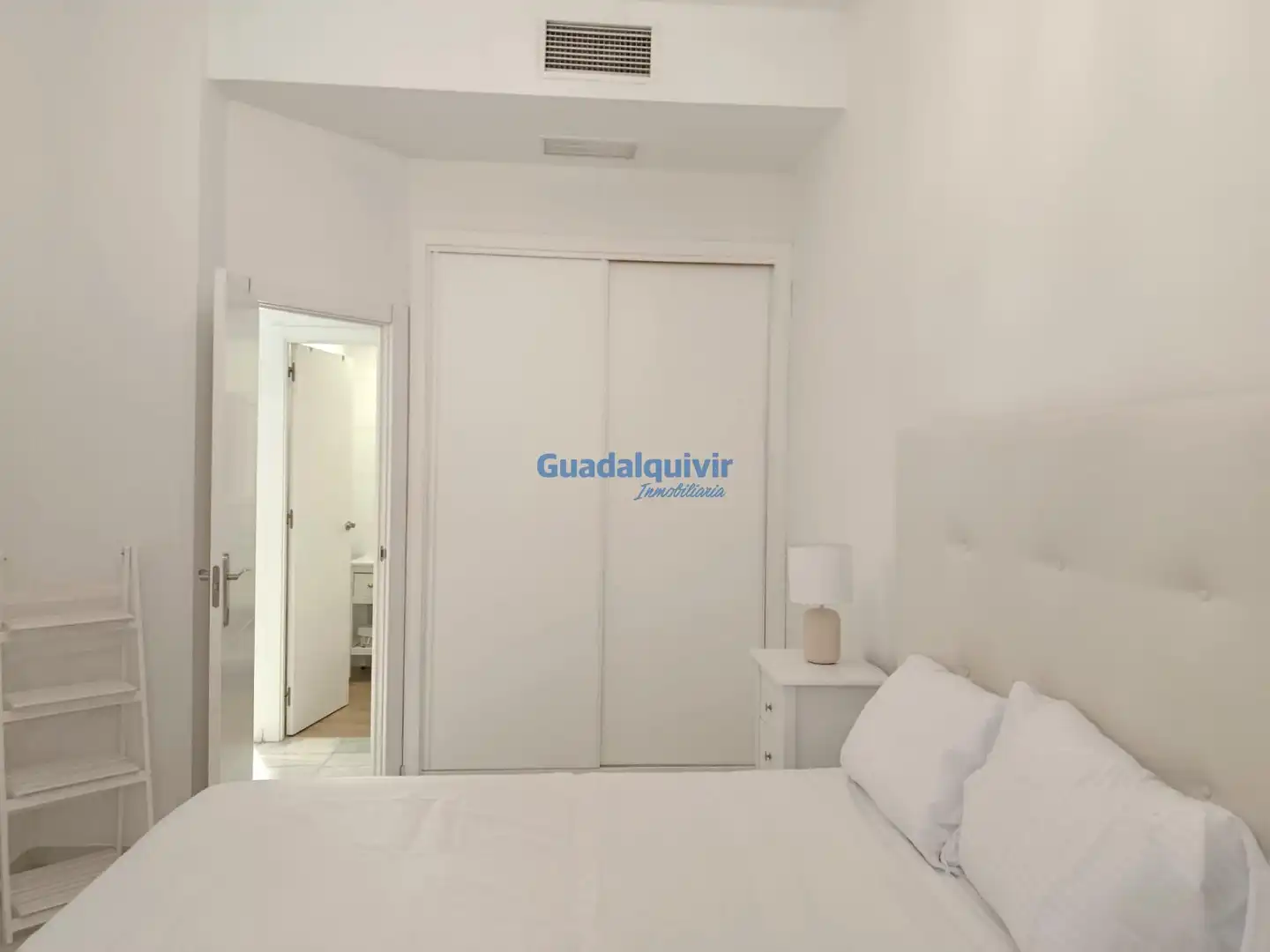 Dormitori de Apartament de lloguer en Sevilla amb Aire condicionat i Moblat