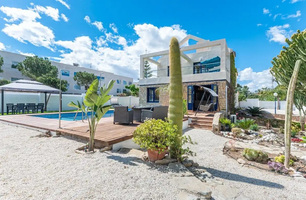 Vista exterior de Casa o xalet en venda en Alicante / Alacant amb Jardí privat, Terrassa i Traster