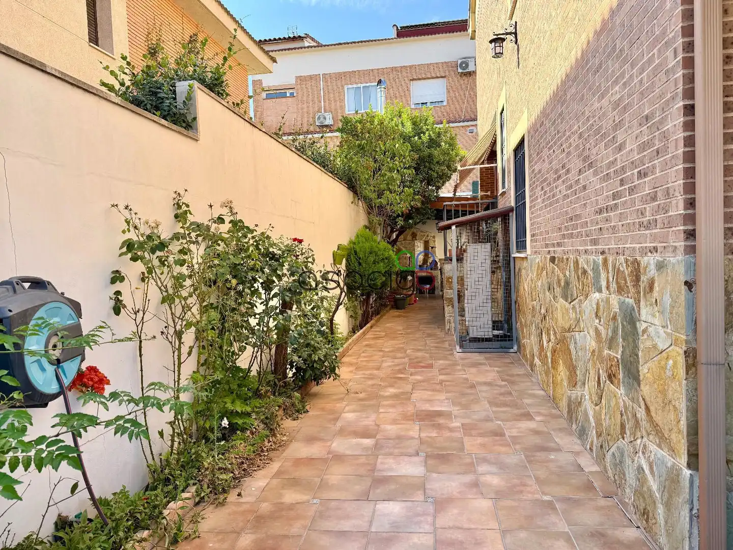 Vista exterior de Casa adosada en venta en Cabanillas del Campo con Aire acondicionado, Calefacción y Jardín privado