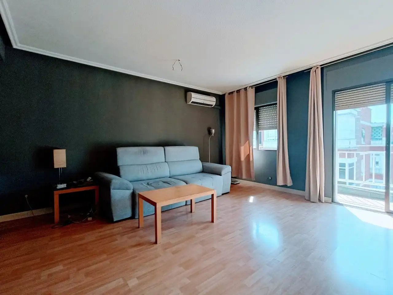 Sala de estar de Piso de alquiler en  Madrid Capital con Aire acondicionado, Terraza y Amueblado