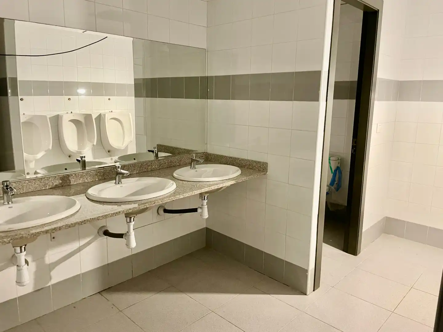 Baño de Oficina de alquiler en El Prat de Llobregat con Aire acondicionado, Calefacción y Alarma