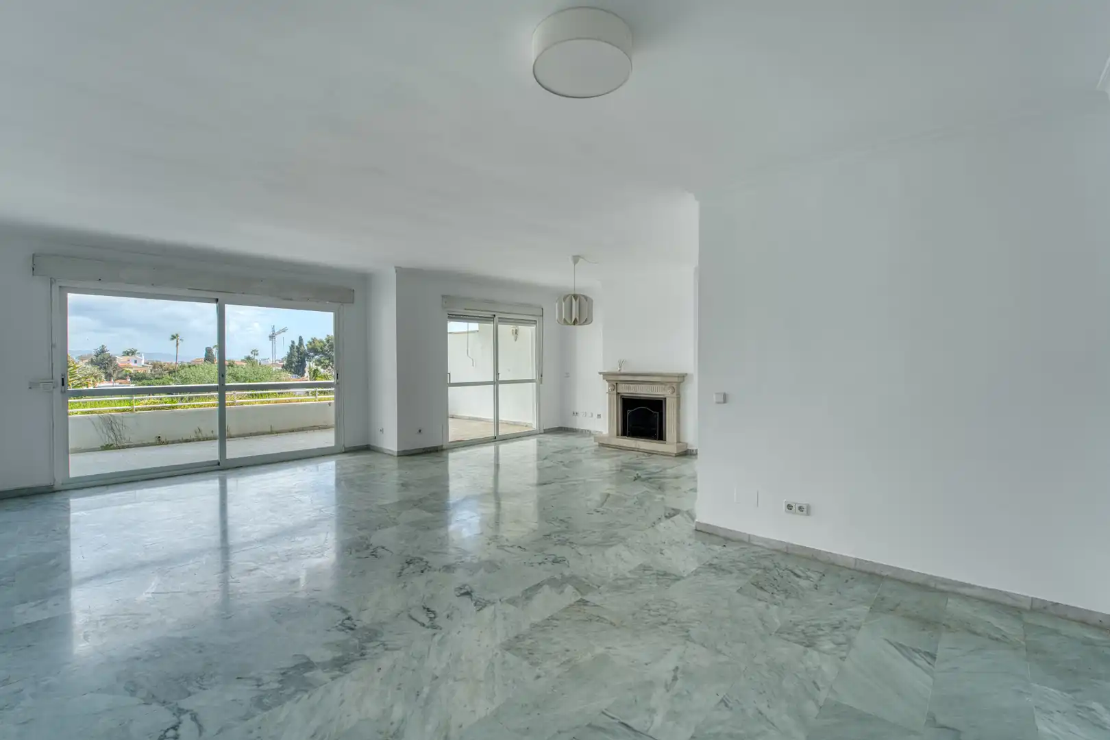 Sala de estar de Ático en venta en Marbella con Aire acondicionado, Calefacción y Terraza