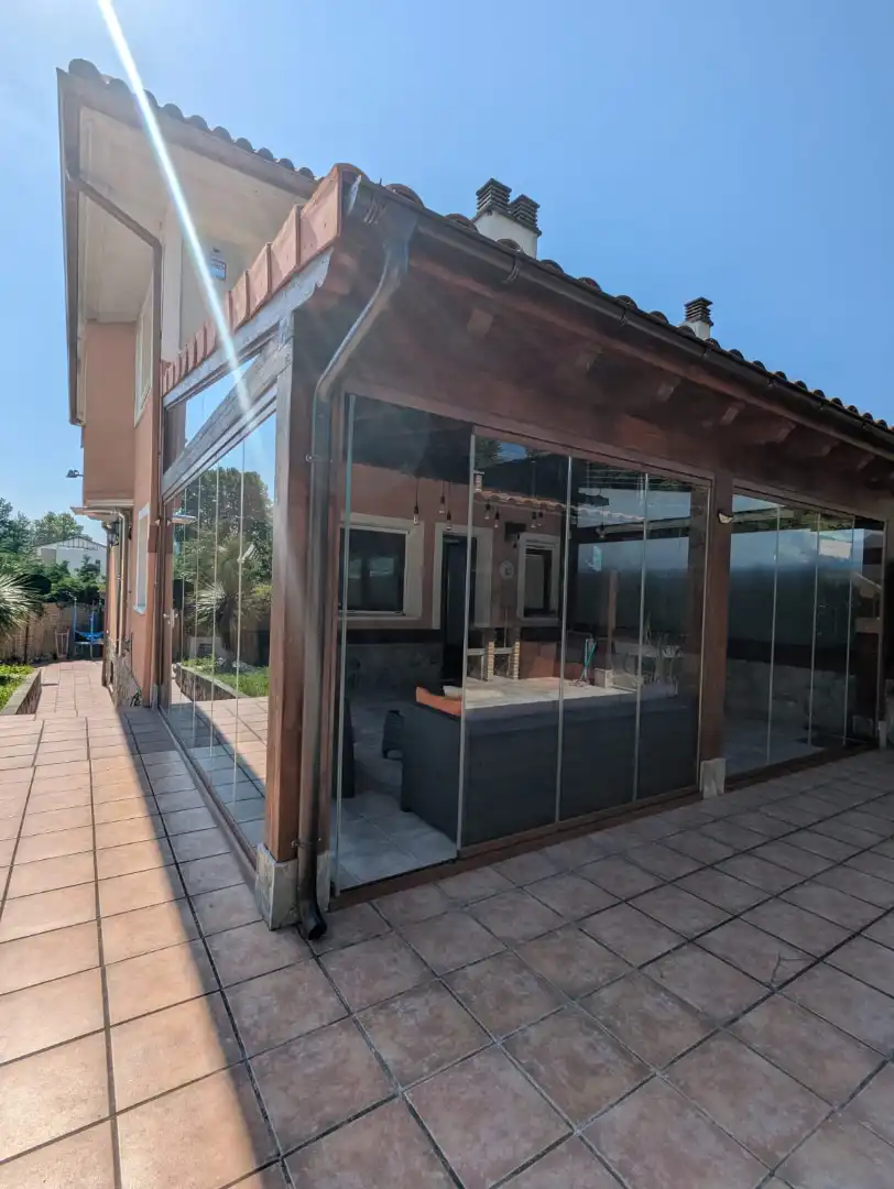 Terrasse von Einfamilien-Reihenhaus zum Verkauf in Amorebieta-Etxano mit Privatgarten, Terrasse und Balkon