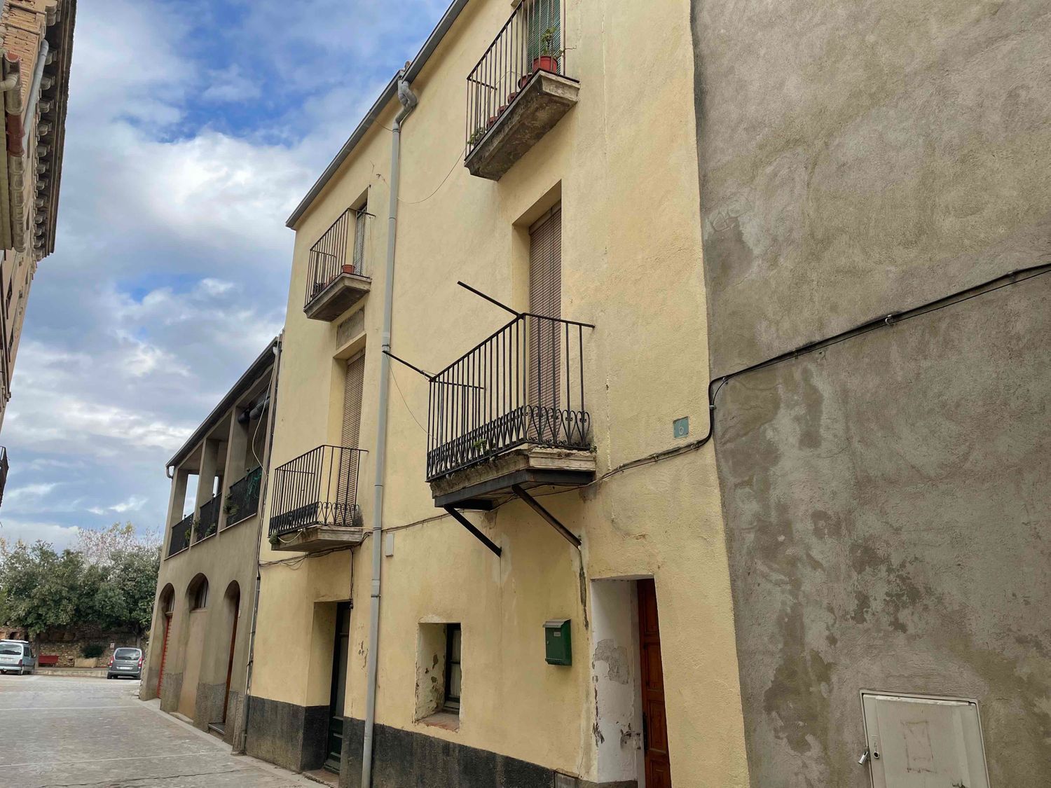Vista exterior de Casa adosada en venda en Bàscara amb Traster