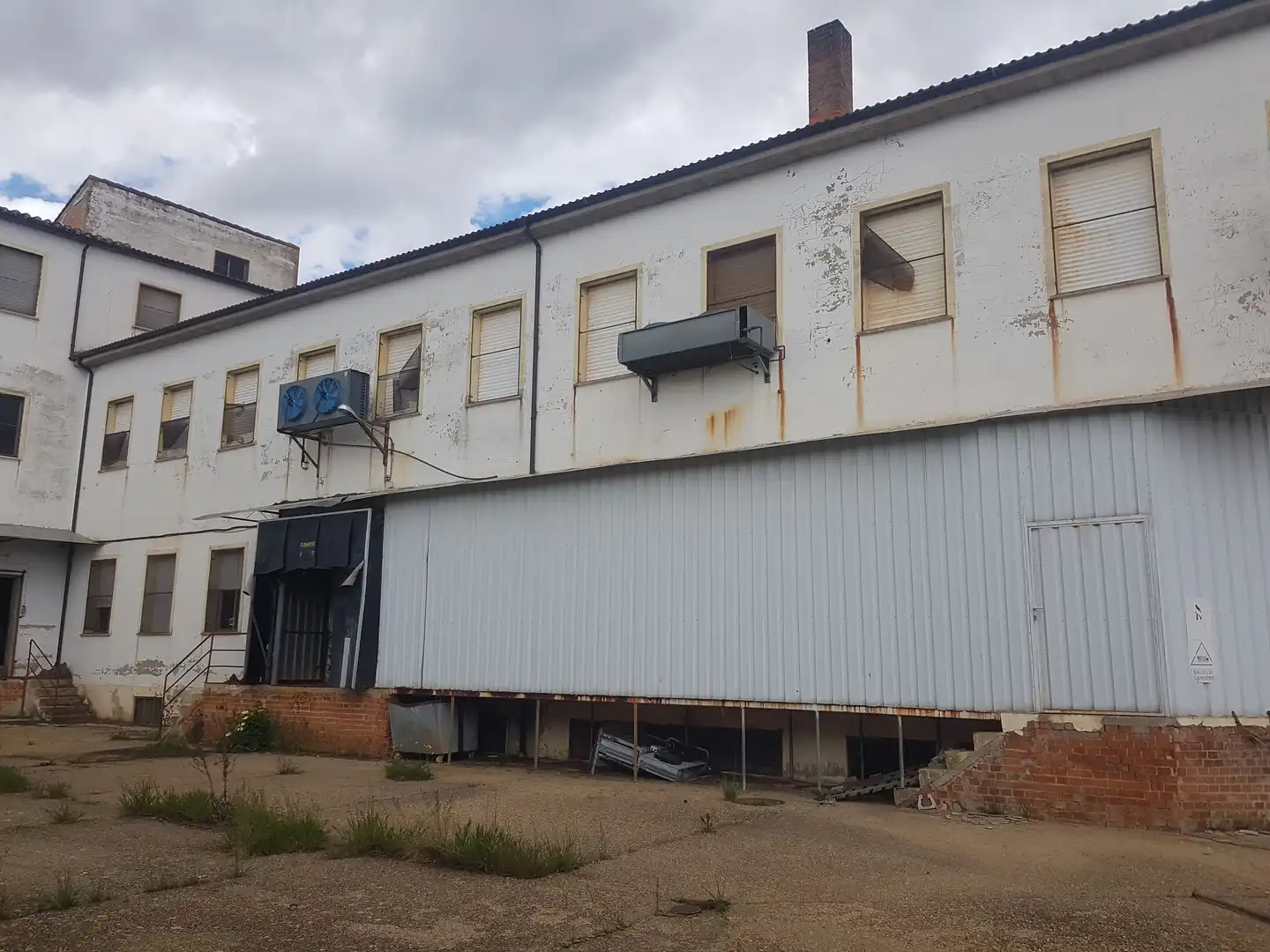 Außenansicht von Fabrikhallen zur Miete in Quintana Redonda