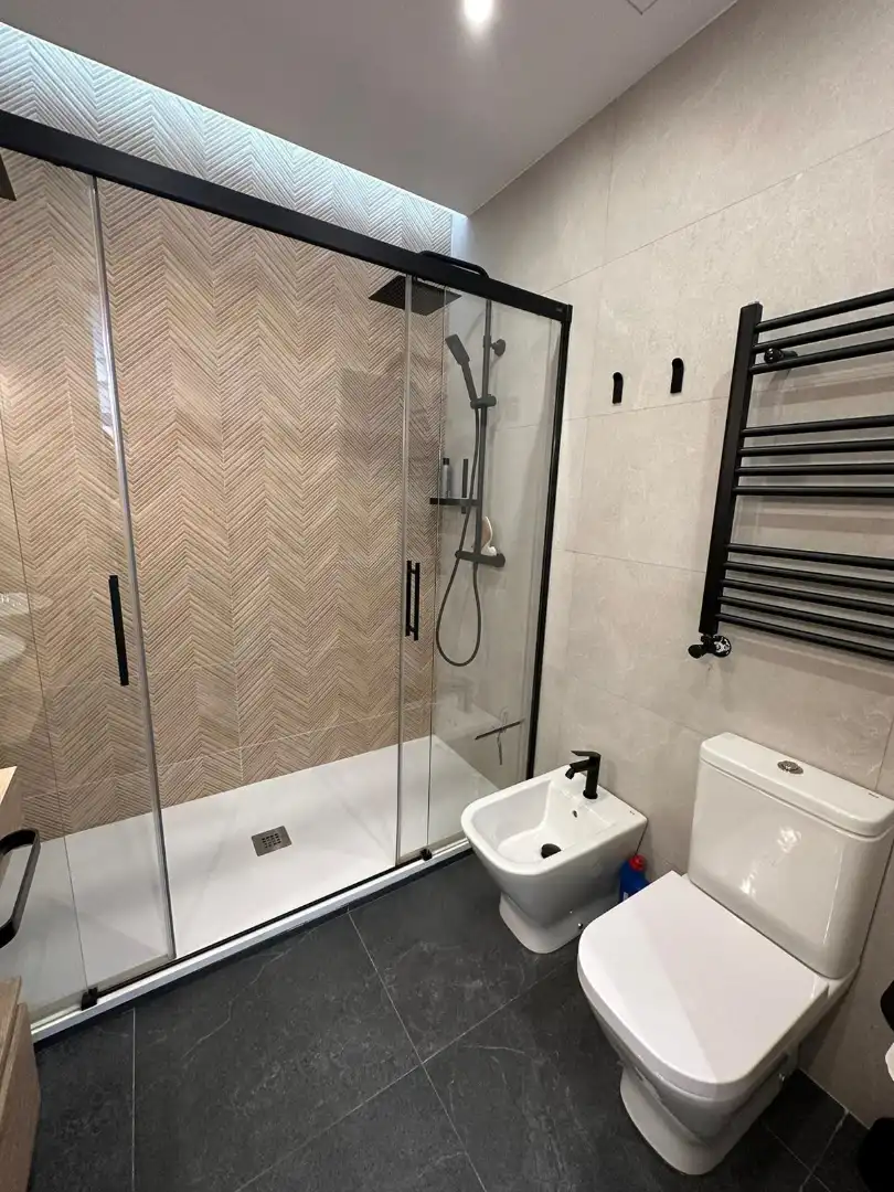 Badezimmer von Wohnung zur Miete in Madrid mit Klimaanlage, Heizung und Parkett