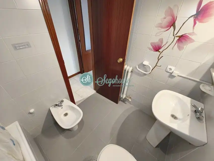 Baño de Piso en venta en Segovia con Calefacción y Terraza