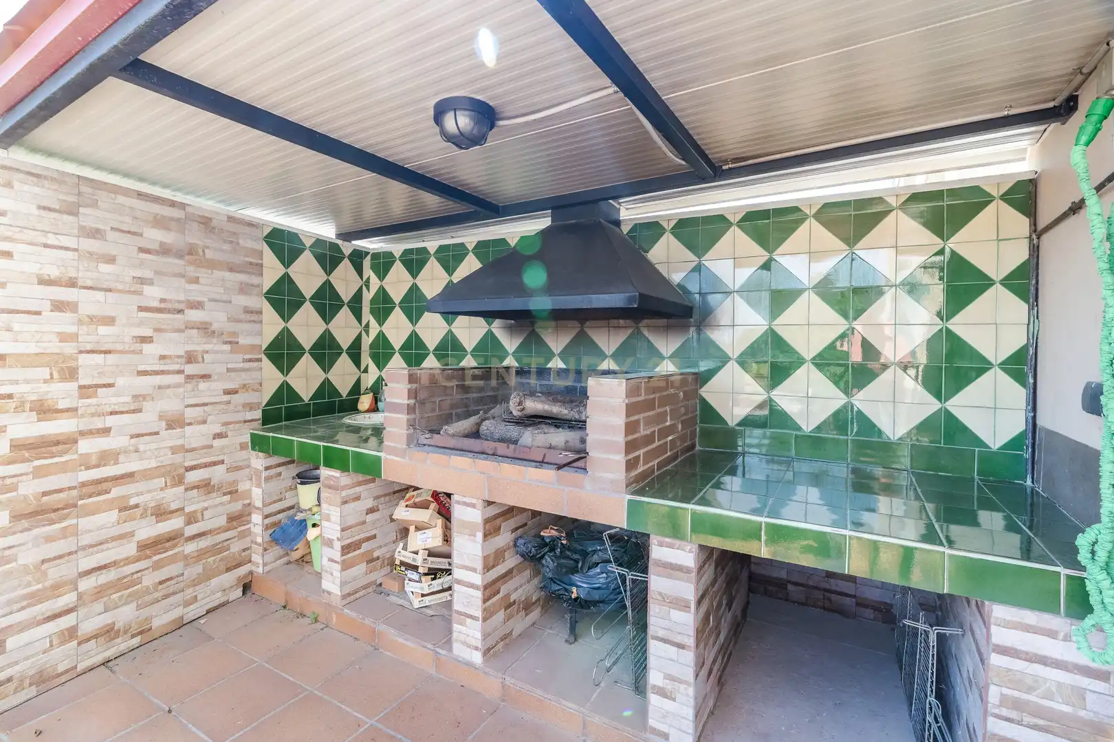Terrasse von Einfamilien-Reihenhaus zum Verkauf in Vila-rodona mit Privatgarten und Ofen