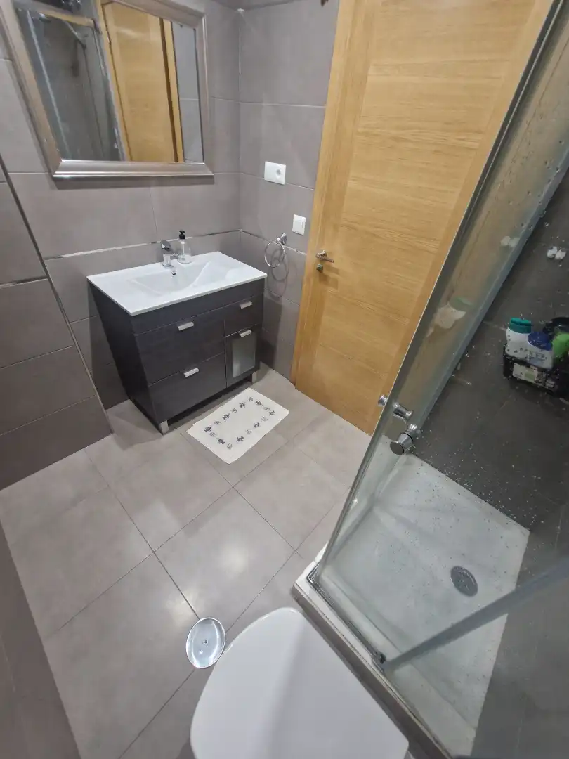Badezimmer von Wohnung zum Verkauf in Foz mit Heizung, Terrasse und Abstellraum