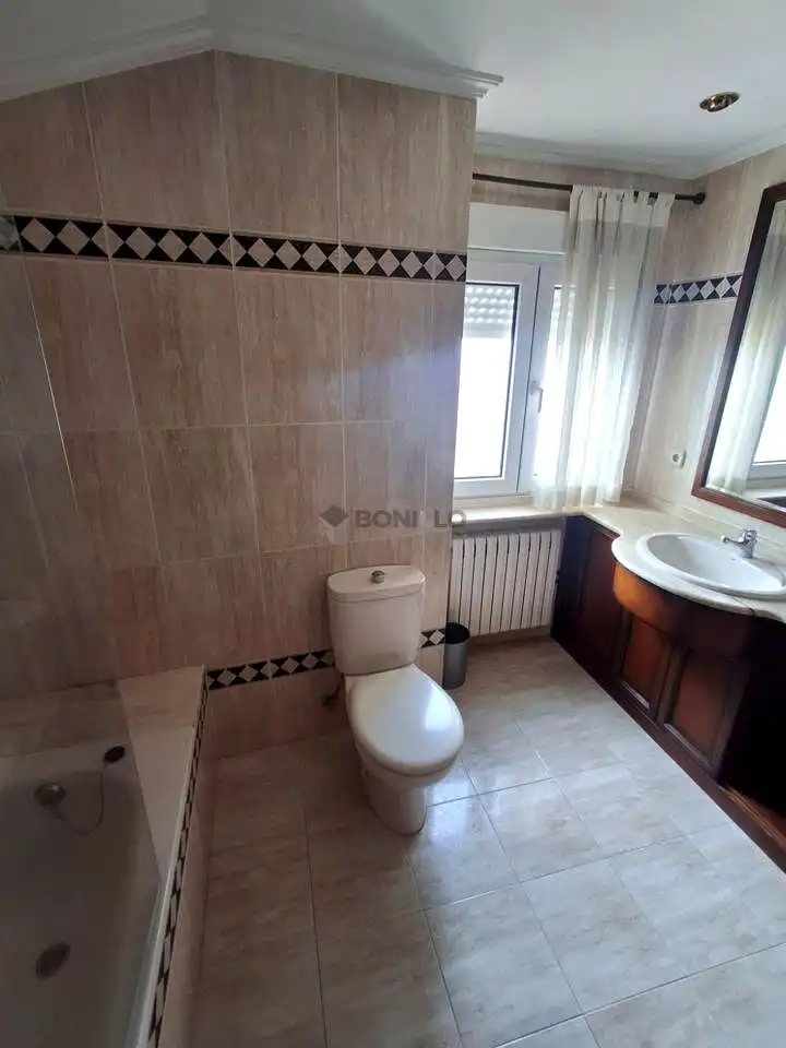 Baño de Dúplex en venta en Teruel con Calefacción, Terraza y Amueblado