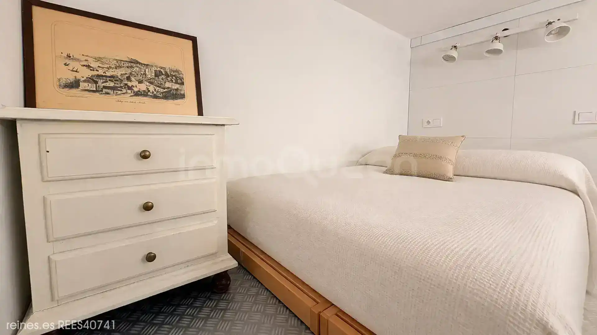 Dormitori de Apartament de lloguer en Madrid amb Calefacció i Moblat