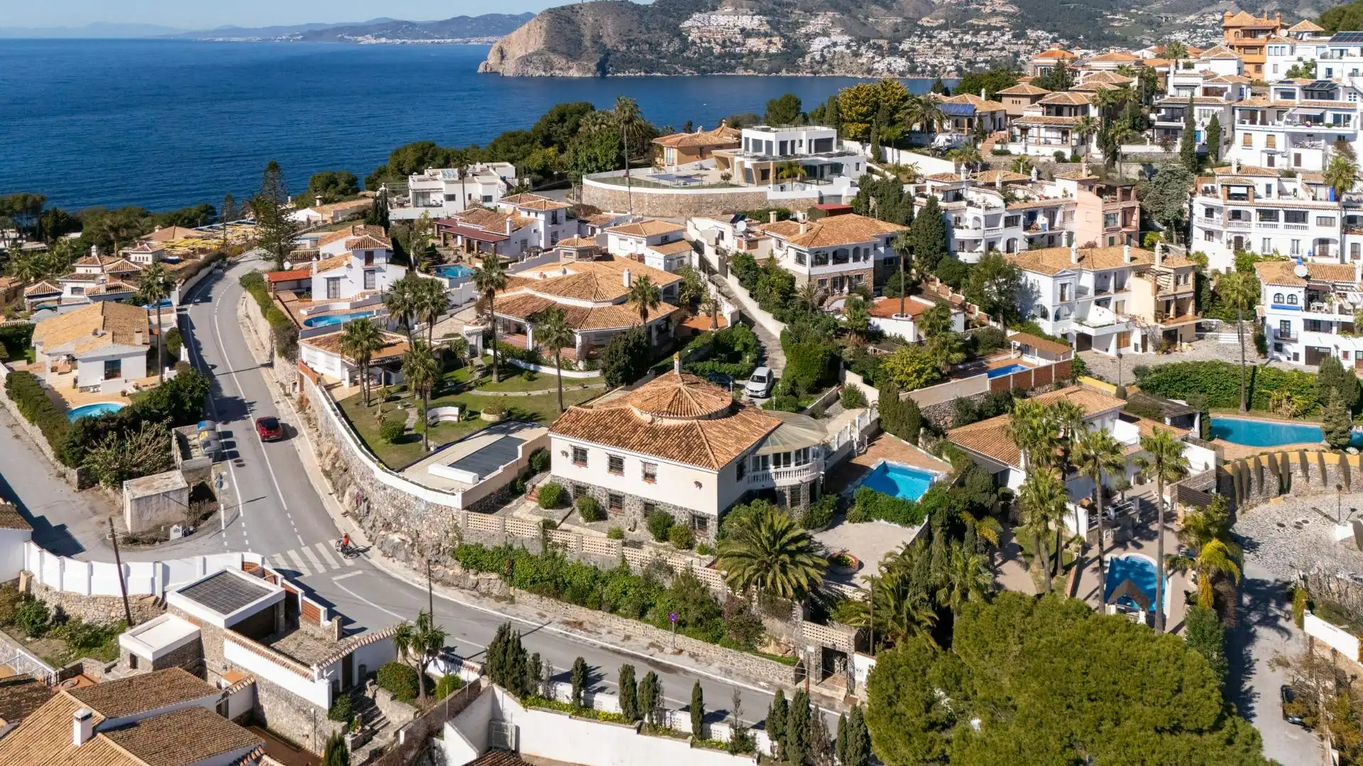 Vista exterior de Casa o xalet en venda en Almuñécar amb Aire condicionat, Jardí privat i Terrassa
