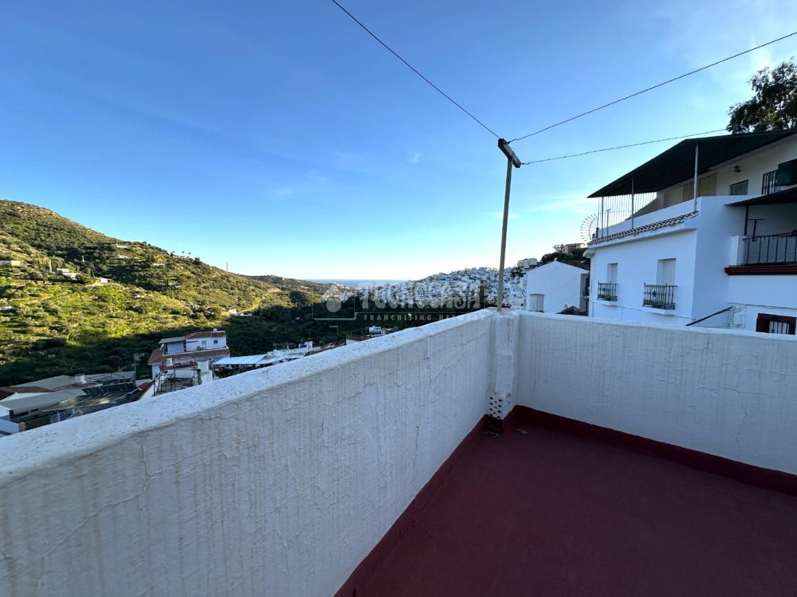 Vista exterior de Casa adosada en venda en Torrox amb Terrassa