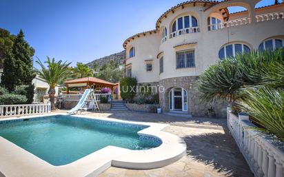 Vista exterior de Casa o xalet en venda en Calpe / Calp amb Aire condicionat, Terrassa i Piscina