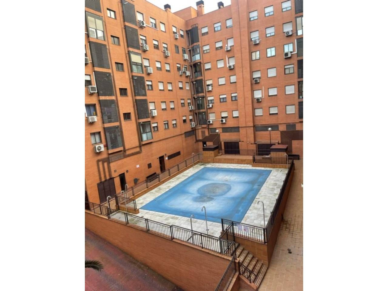 Swimming pool of Flat for sale in  Madrid Capital  with Air Conditioner, Heating and Private garden