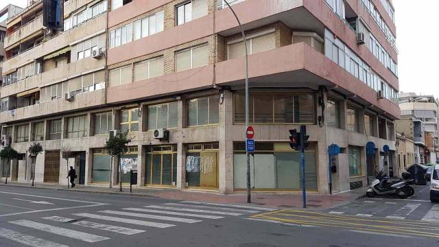 Local comercial en Venta en Calle MAESTRO ALONSO  en Altozano - Conde Lumiares