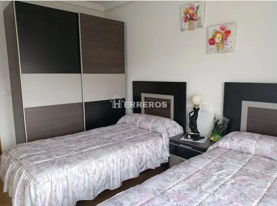 Dormitori de Casa adosada en venda en Alesanco amb Calefacció, Parquet i Terrassa