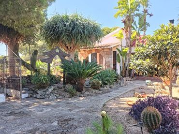 Chalet con piscina en venta en Cala Blanca