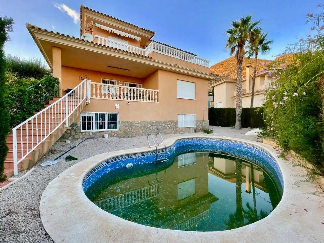 Detached house with terrace for sale in Golf Bahía