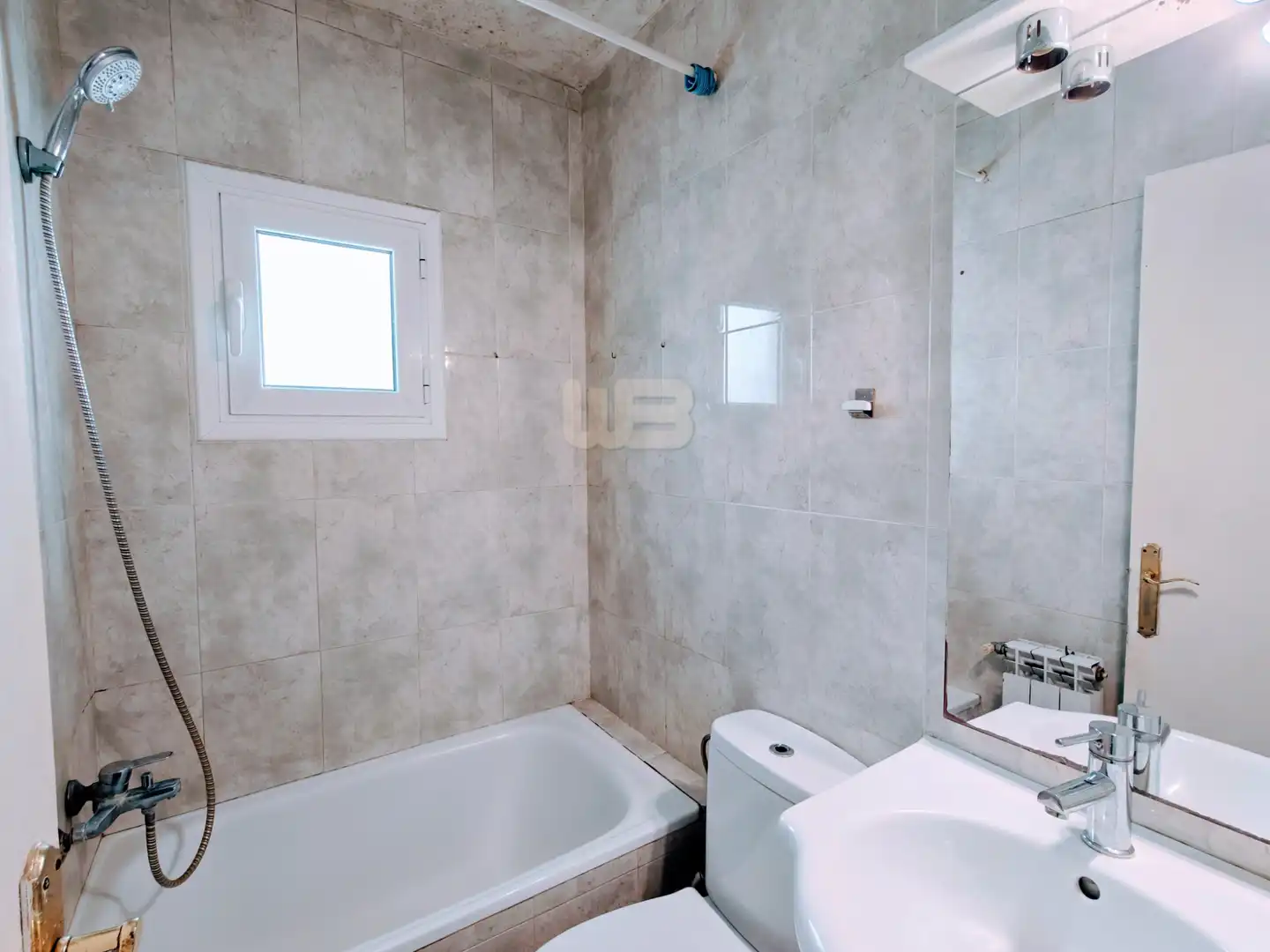 Badezimmer von Dachboden zum Verkauf in Barcelona mit Parkett, Terrasse und Ofen