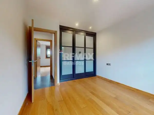 Dormitori de Casa o xalet en venda en Vigo  amb Calefacció, Jardí privat i Terrassa