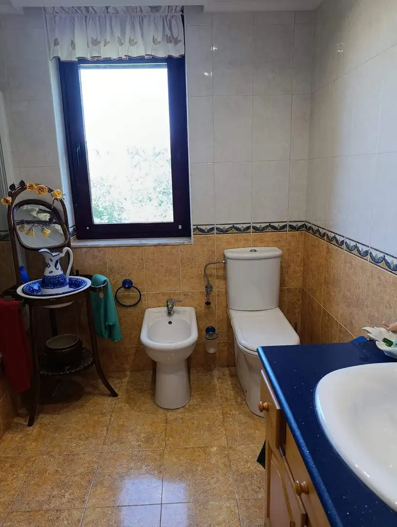 Bany de Casa o xalet en venda en San Andrés del Rabanedo amb Calefacció, Jardí privat i Terrassa