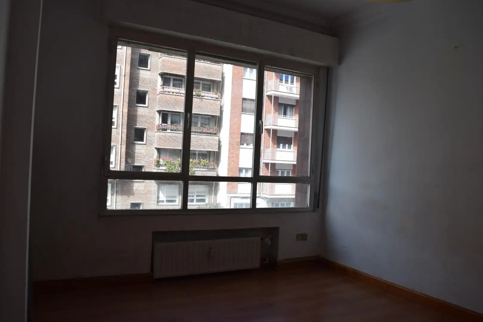 Dormitori de Pis en venda en Oviedo  amb Calefacció, Parquet i Traster
