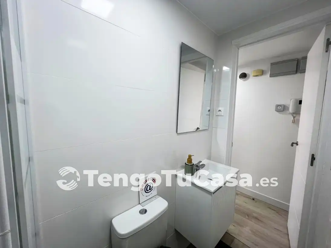 Bathroom of Flat for sale in Madrid  with Air Conditioner, Furnished and Oven