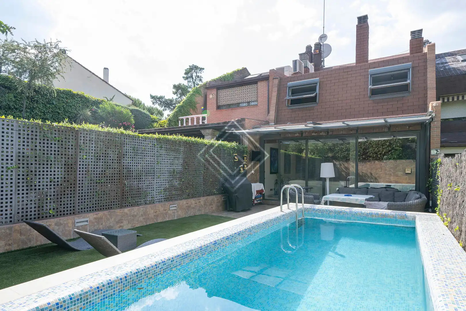 Piscina de Casa adosada en venda en La Moraleja amb Aire condicionat, Calefacció i Jardí privat