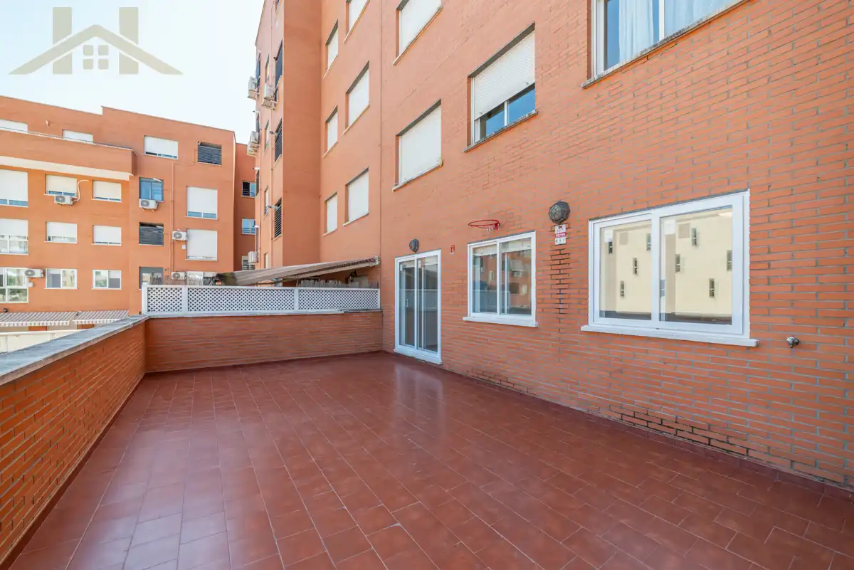 Außenansicht von Wohnung zum Verkauf in Valdemoro mit Klimaanlage, Heizung und Parkett