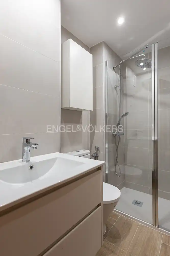 Badezimmer von Wohnung zur Miete in Valencia mit Klimaanlage, Heizung und Terrasse