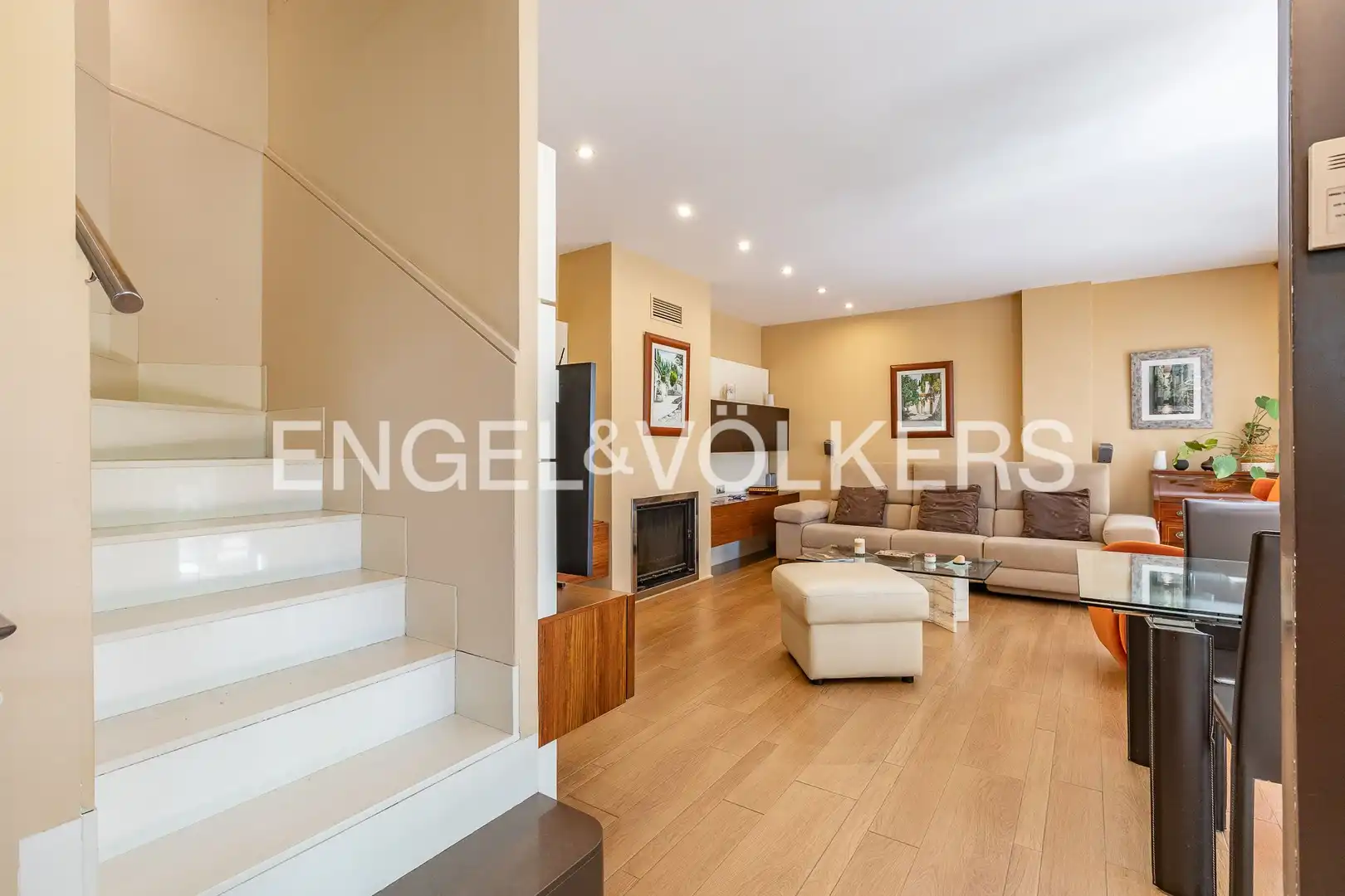 Sala d'estar de Casa o xalet en venda en Cerdanyola del Vallès amb Aire condicionat, Calefacció i Jardí privat