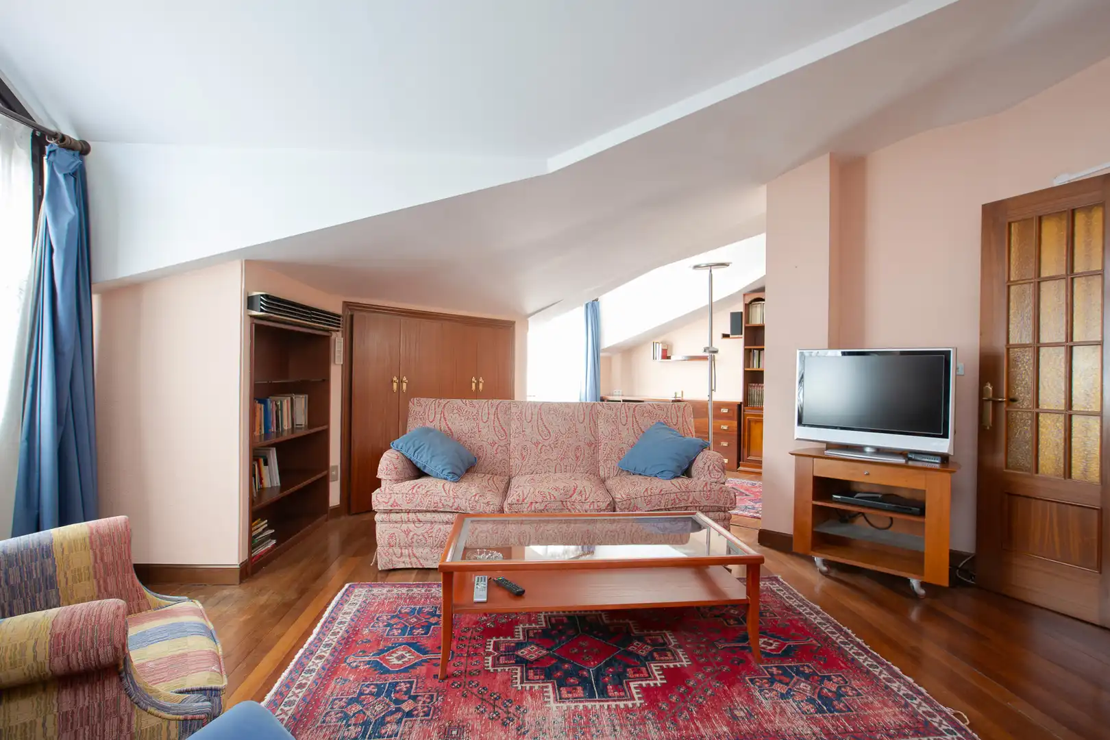 Living room of Flat for sale in Bilbao   with Air Conditioner, Heating and Parquet flooring