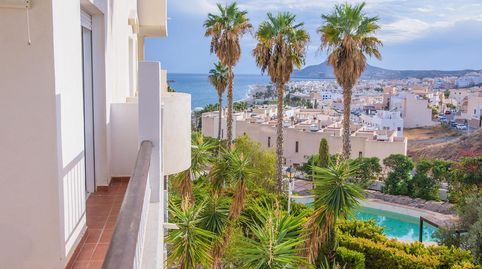 Piso de 2 dormitorios con terraza y piscina comunitaria en Carboneras