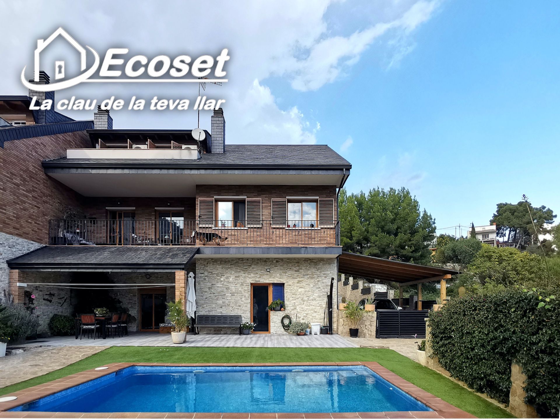 Vista exterior de Casa adosada en venda en Vallirana amb Aire condicionat, Calefacció i Jardí privat