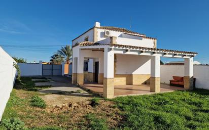 Vista exterior de Casa o xalet en venda en Chiclana de la Frontera amb Jardí privat, Terrassa i Traster