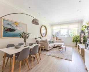 Sala d'estar de Apartament en venda en  Madrid Capital amb Aire condicionat, Calefacció i Jardí privat